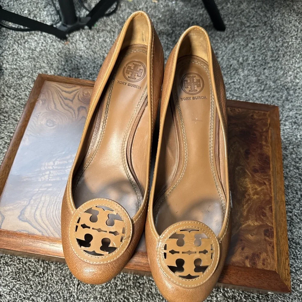 Tory Burch Women's Sally Closed Toe Wedge Size 8.5 M Leather Preppy Office